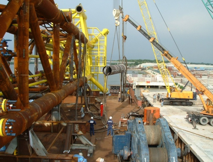 Seafastening the WP-IA Jacket & Fitting of lift rigging.jpg