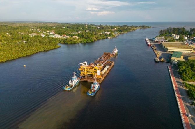 Towing out jacket and topsides by barge.